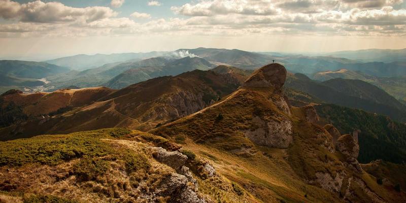卓越华天培训咨询：敏捷组织转型如何打破部门墙，构建跨职能高效能团队